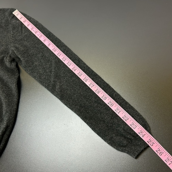 Isle Gray 100% Pure Cashmere Sweater Med V-Neckline Staple Minimalist Classic - Picture 9 of 11